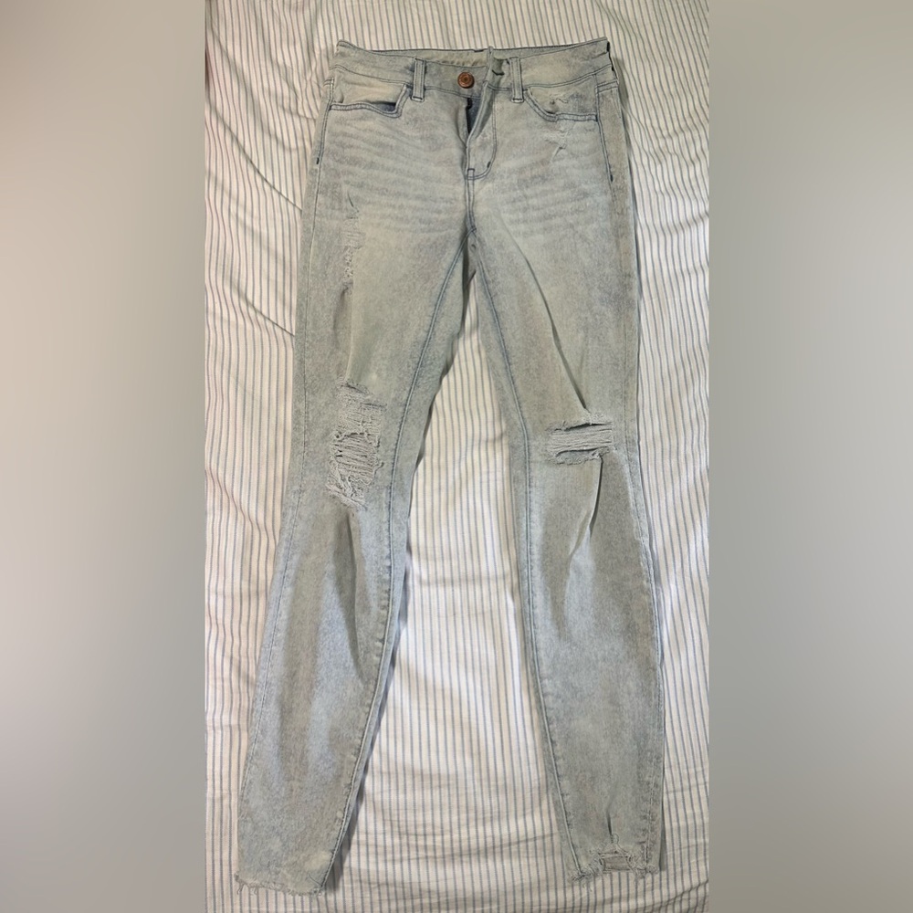 Light wash American Eagle skinny jeans
